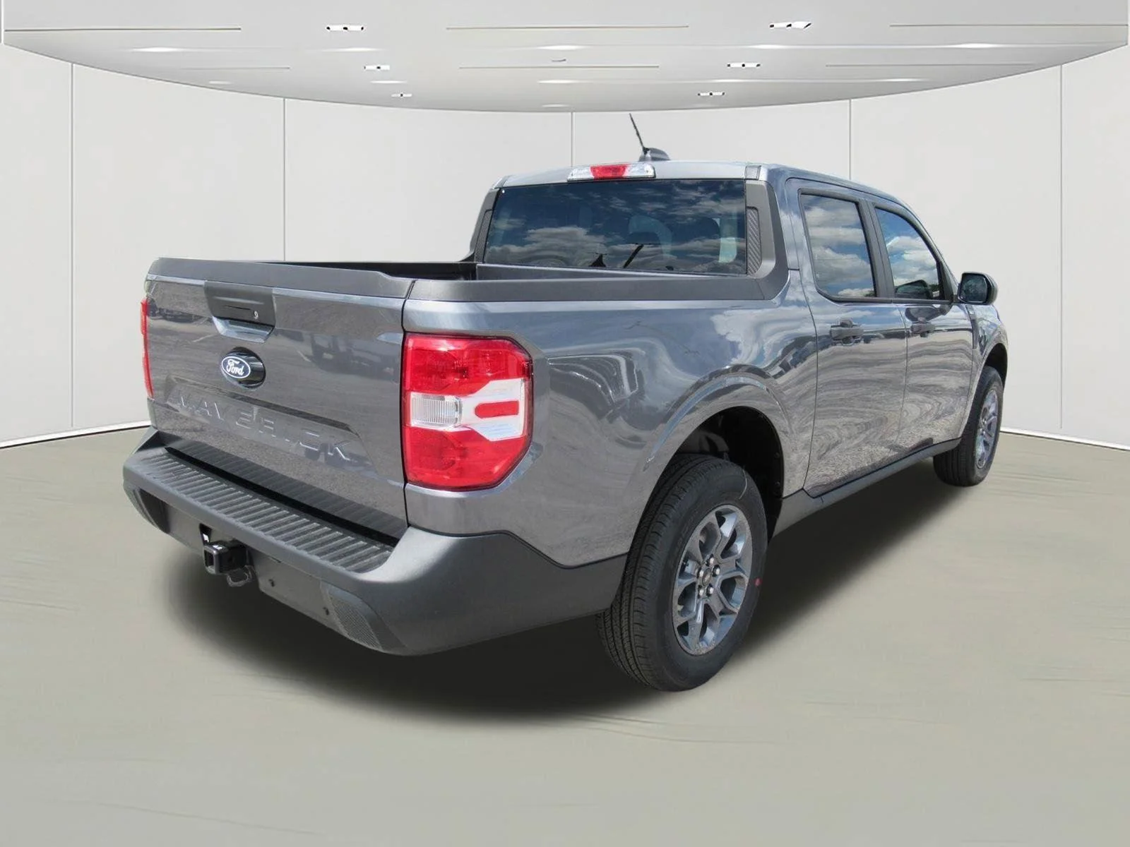 New 2026 Carbonized Gray Metallic Ford XLT image 7