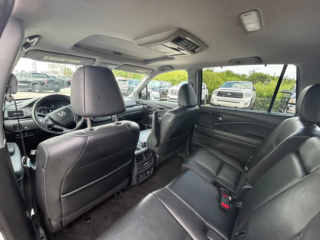 Used 2017  Honda Touring image 23