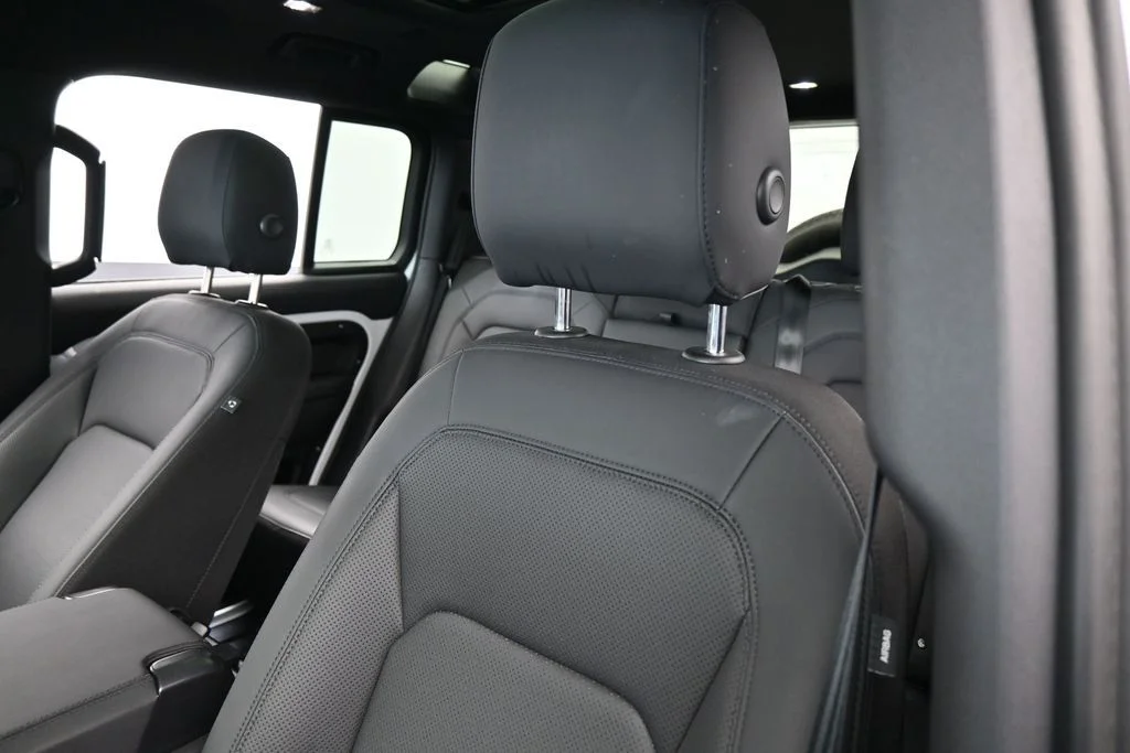 Used 2025 White Land Rover S image 18
