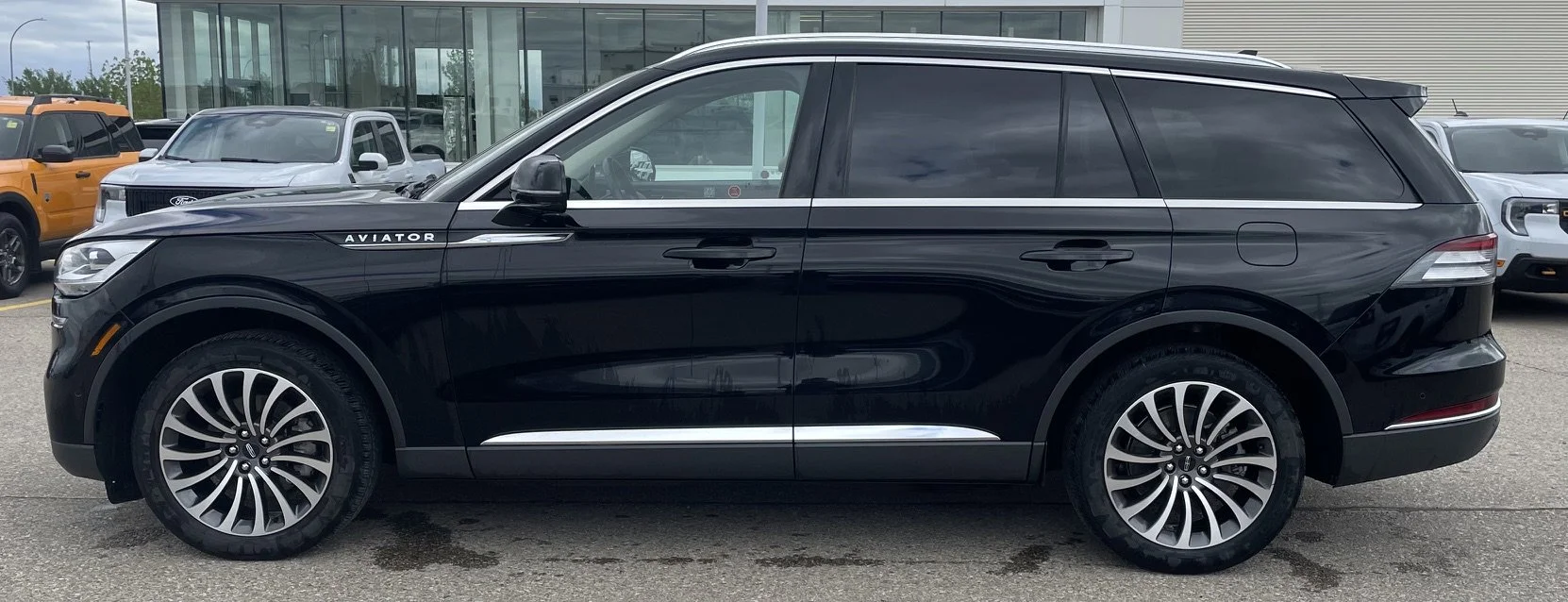 Used 2020 Black Lincoln RESERVE AWD **New Arrival** image 2