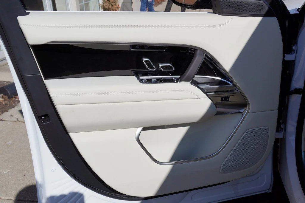 New 2026 Ostuni Pearl White Land Rover SE image 11
