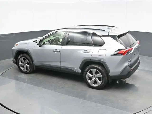 Used 2021 Silver Toyota XLE Premium image 11