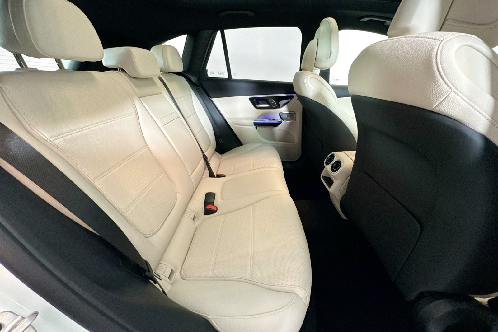 New 2026 Polar White Mercedes-Benz GLC 300 image 25