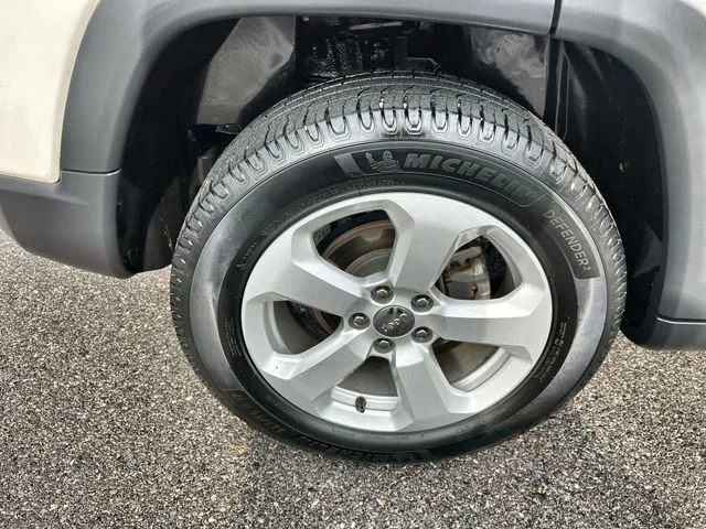 Used 2021 White Jeep Latitude image 20