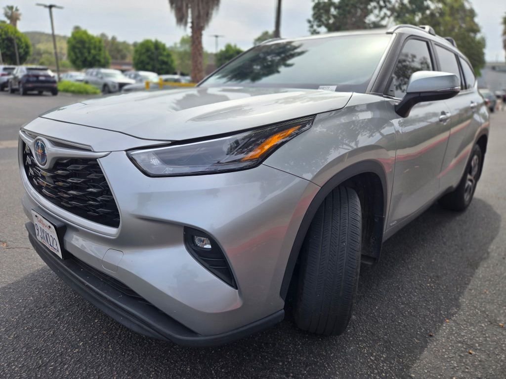 Used 2024 Silver Toyota XLE image 5