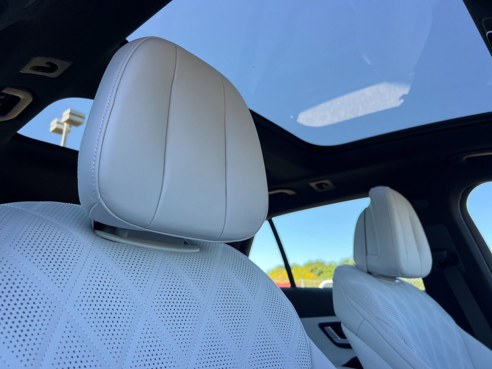 New 2026 MANUFAKTUR Moonlight White Metallic Mercedes-Benz E 450 image 18