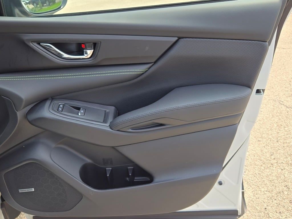 Used 2025 White Subaru Onyx Edition Touring image 9
