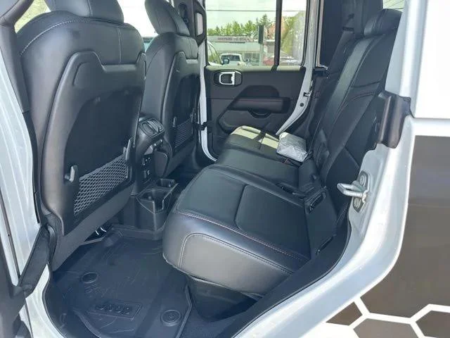 New 2026 Bright White Clear-Coat Exterior Paint Jeep Rubicon image 17