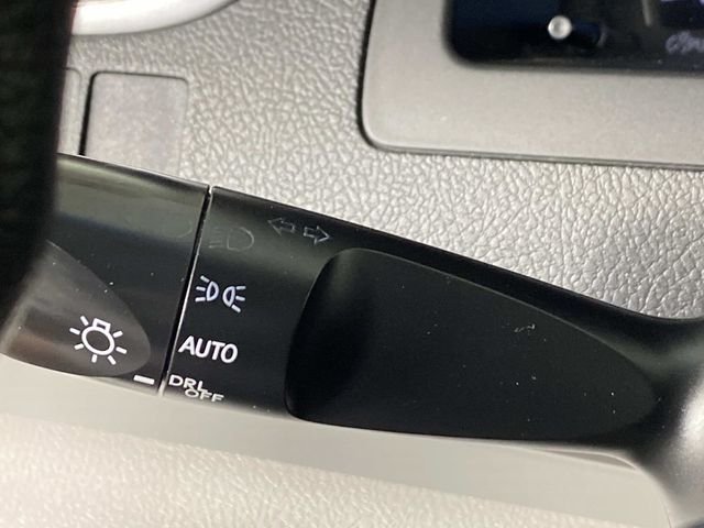 Used 2012 White Toyota LE image 18