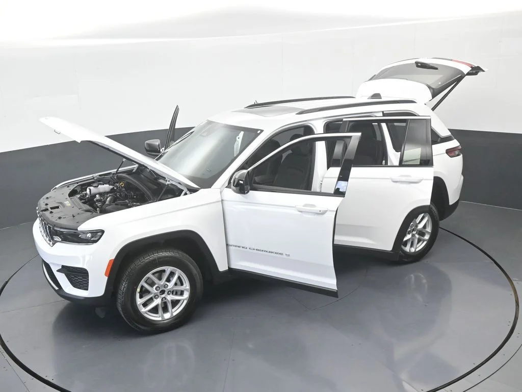 New 2026 Bright White Clear-Coat Exterior Paint Jeep Laredo X image 61