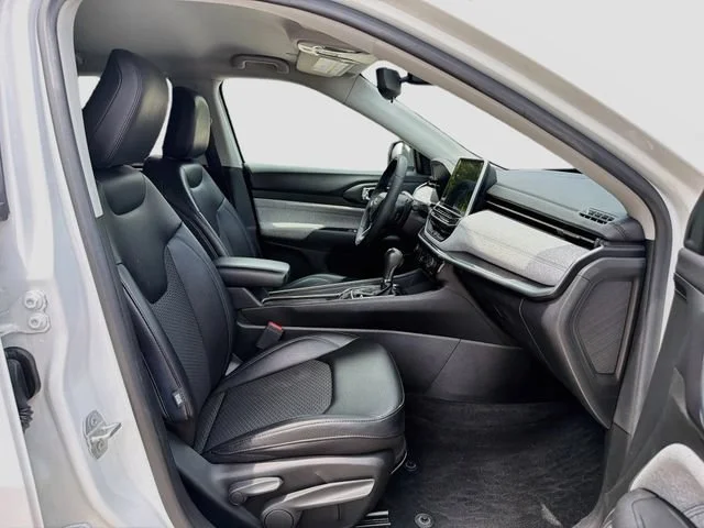 Used 2022 Bright White Clearcoat Jeep Latitude image 14