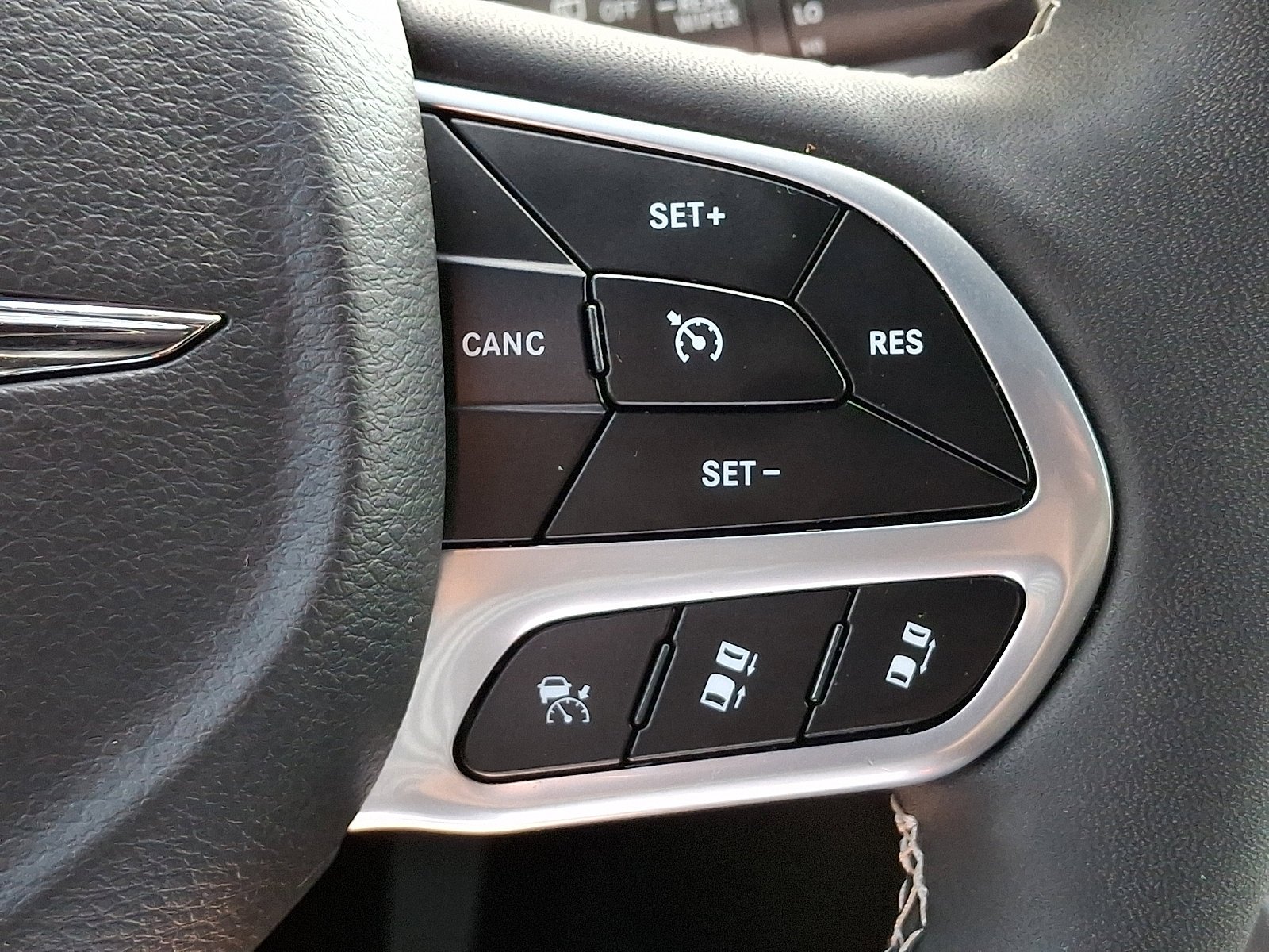 Used 2025 Bright White Clearcoat Chrysler Hybrid Select image 22