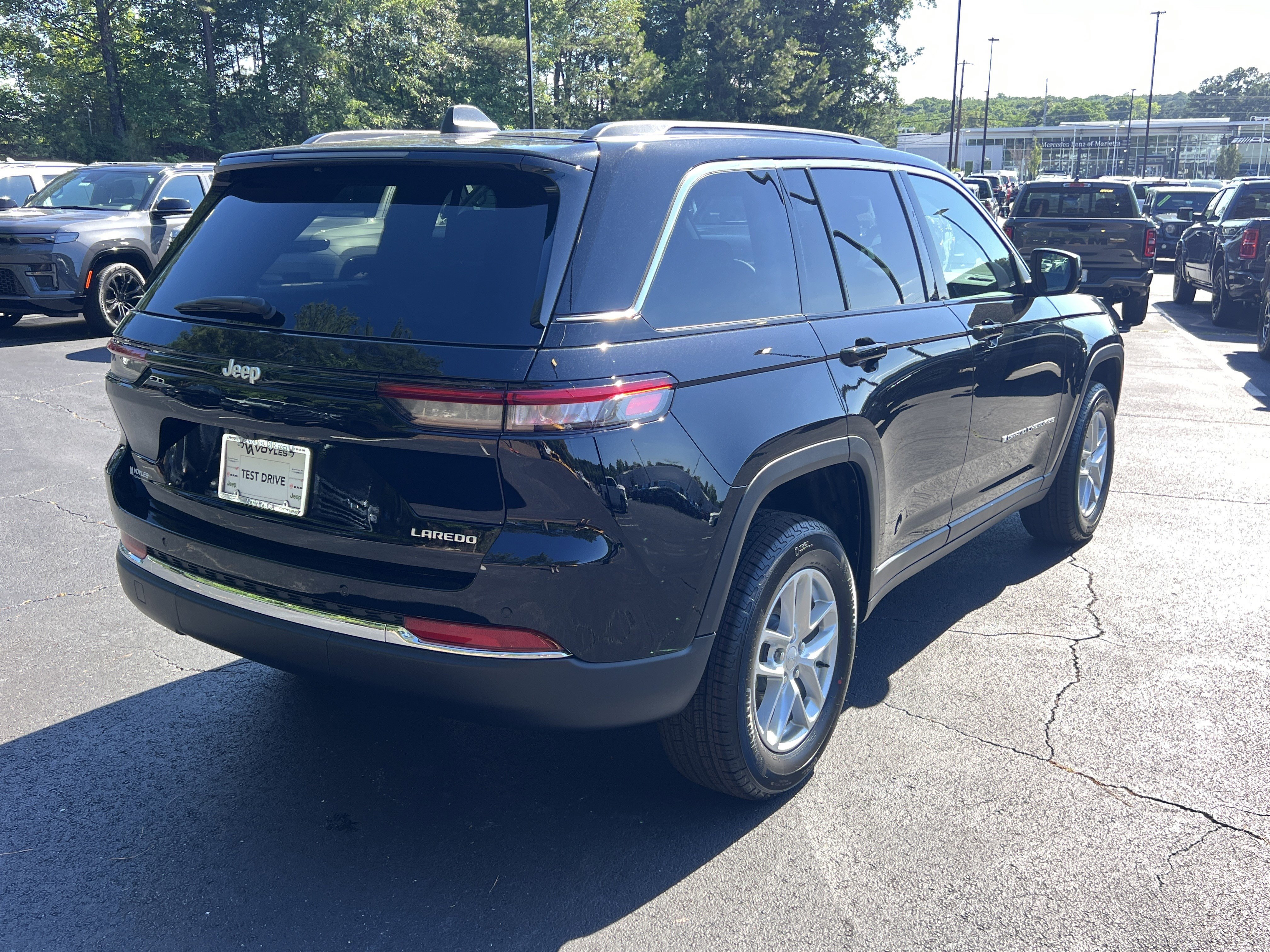 New 2026 Diamond Black Crystal Pearlcoat Jeep Laredo X image 8
