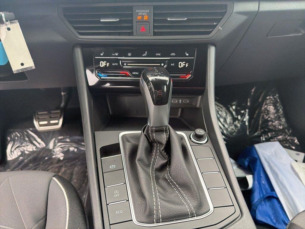 New 2026 Pure White Volkswagen 1.5T Sport image 7