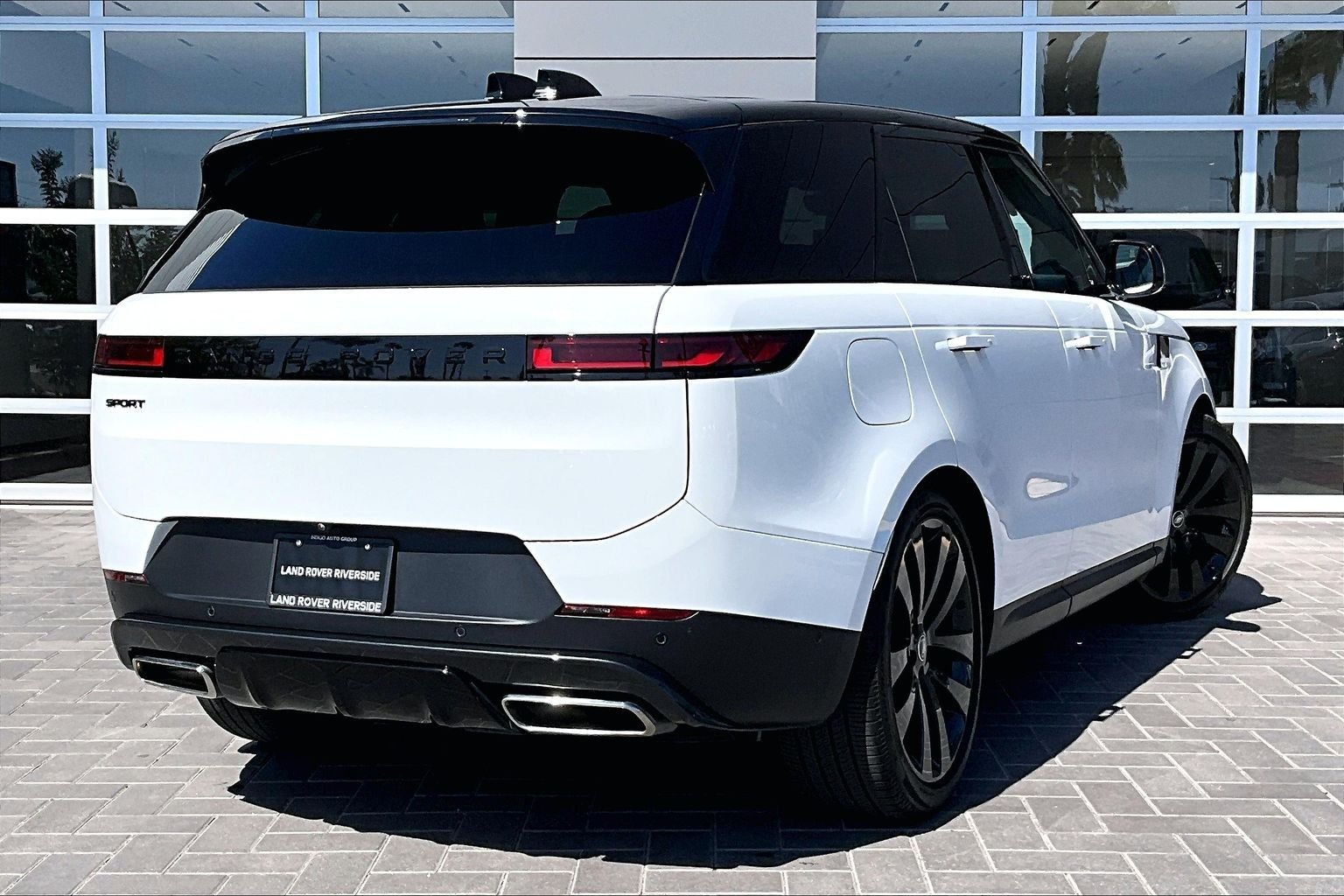 Used 2025 White Land Rover SE image 13