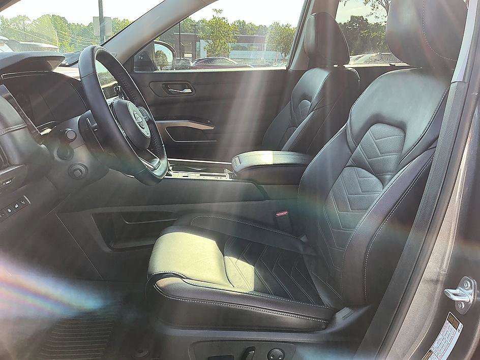 Used 2025 Gun Metallic Nissan Platinum image 12