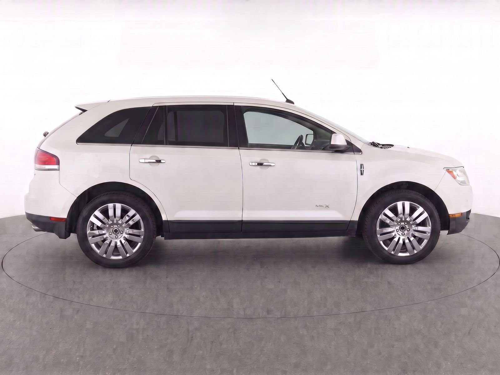 Used 2010 White Platinum Metallic Tri-Coat Lincoln Base image 8