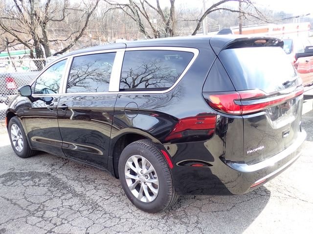 New 2026 Diamond Black Crystal Pearl-Coat Exterior Paint Chrysler Select image 3