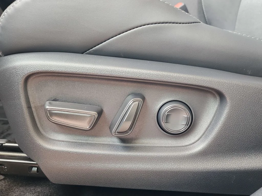 2026 Toyota C-HR XSE - Photo 16