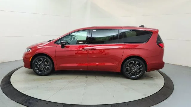 New 2026 Red Hot Pearl-Coat Exterior Paint Chrysler Select image 6