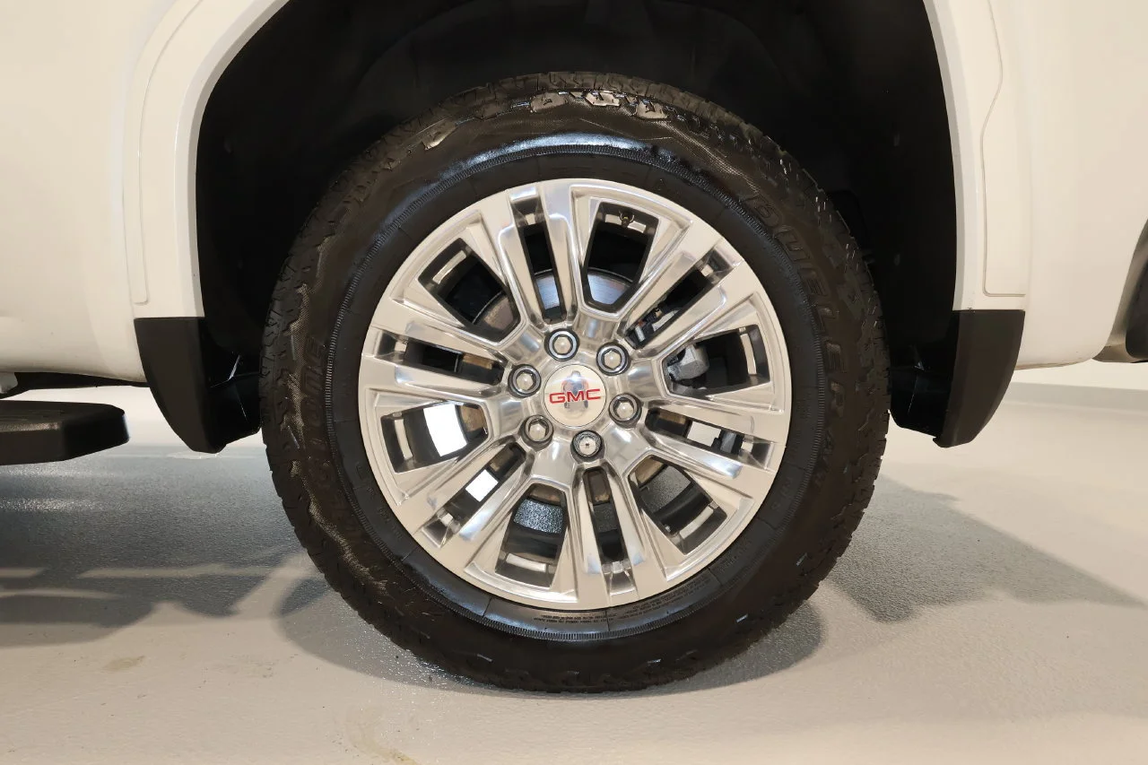 Used 2025 White Frost Tricoat GMC Denali image 35
