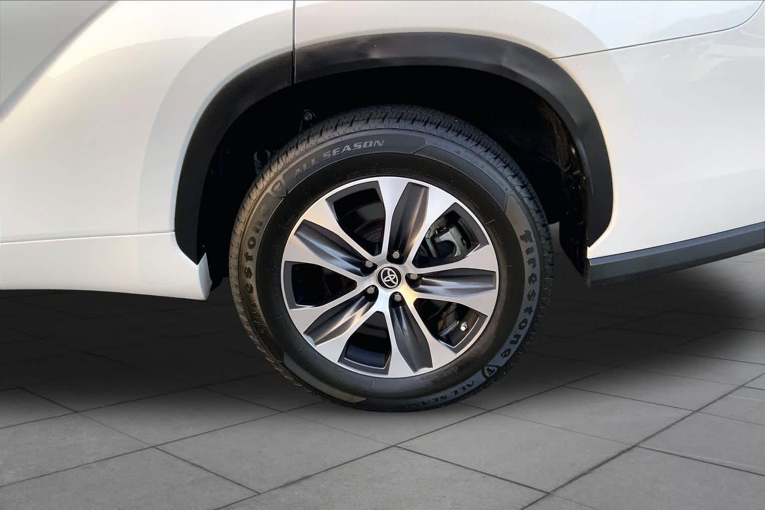 Used 2023 Wind Chill Pearl Toyota XLE image 11