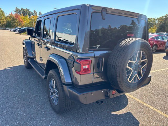 Used 2026 Granite Crystal Metallic Clearcoat Jeep Sahara image 7