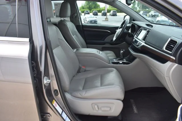 Used 2016 Gray Toyota Limited image 24