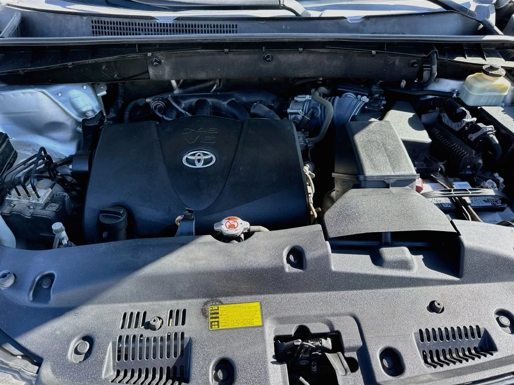 Used 2018 Silver Toyota SE image 39
