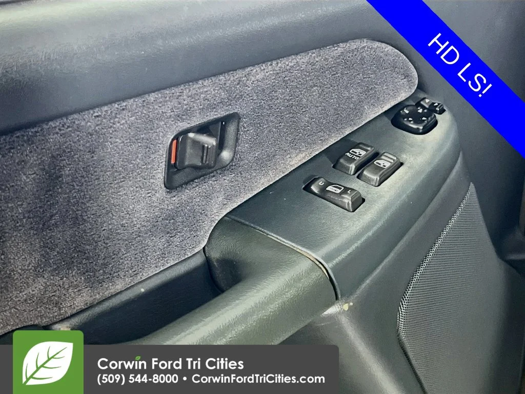 Used 2000 White Chevrolet LS image 11