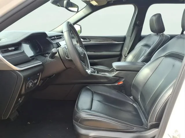 Used 2024  Jeep Y image 20