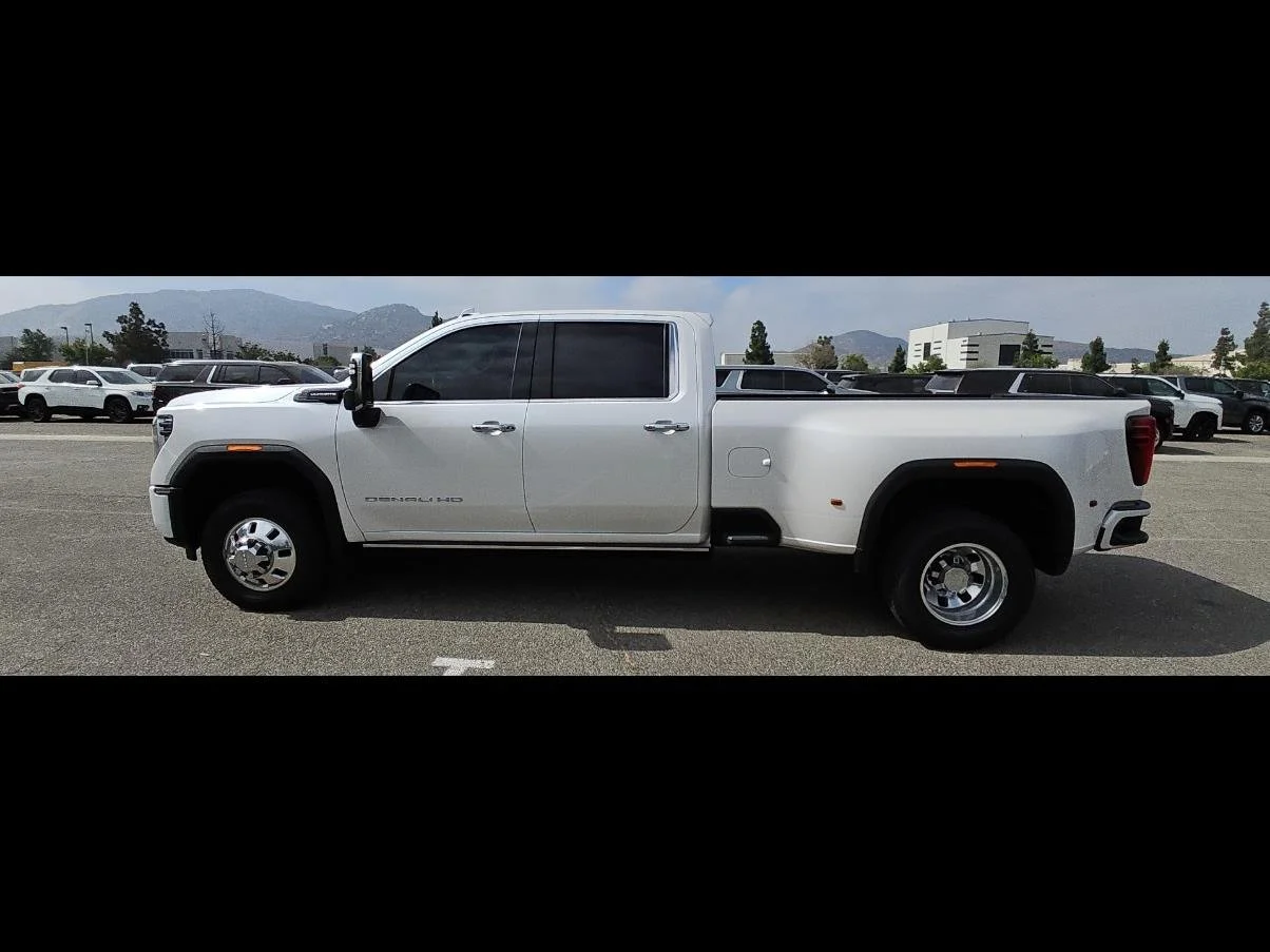 Used 2024 White Frost Tricoat GMC Denali Ultimate DRW image 8