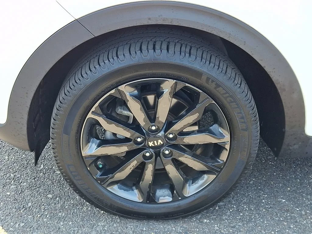 Used 2019 White Kia EX image 29