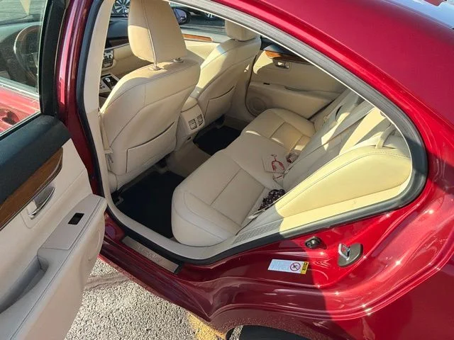 Used 2015 Red Lexus 300h image 8