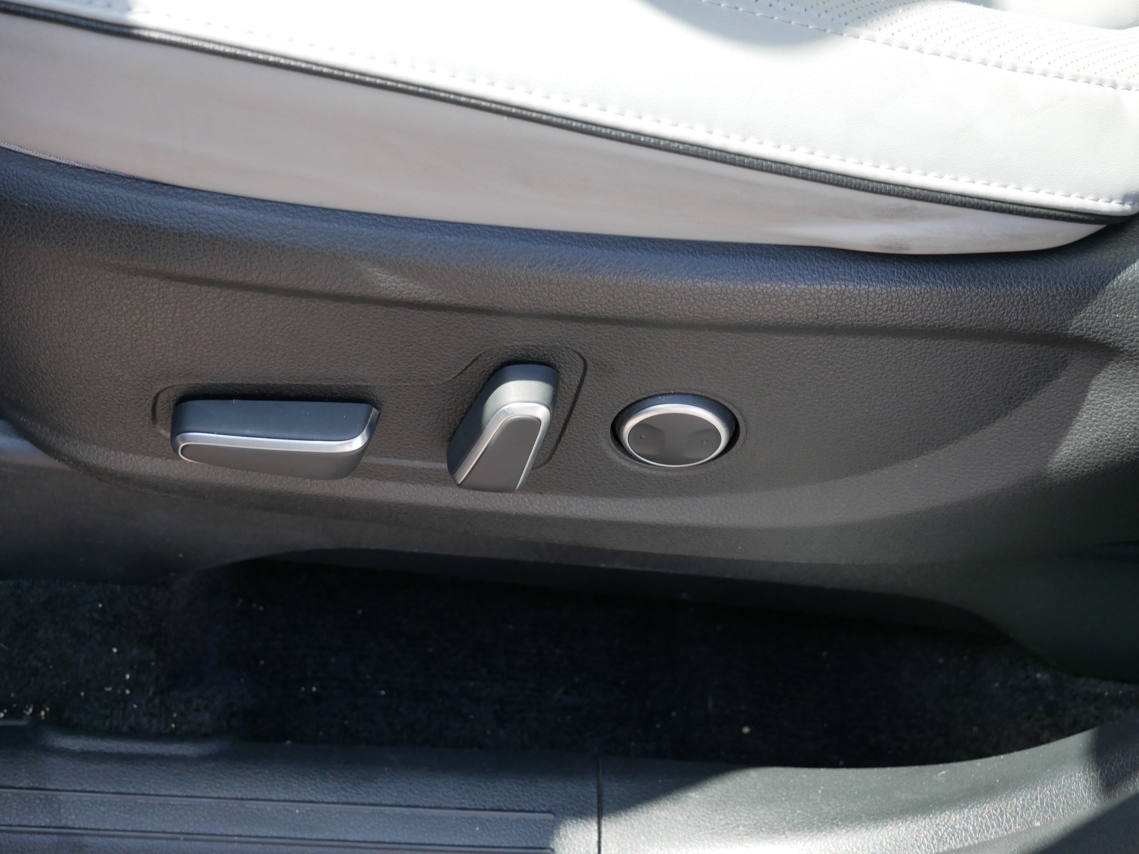 Used 2024 Typhoon Silver Hyundai SEL 7P image 19