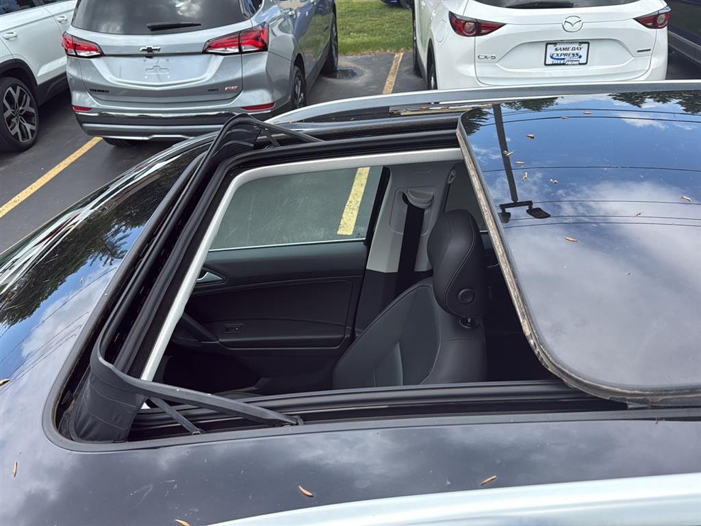 Used 2020 Deep Black Pearl Volkswagen SEL image 9