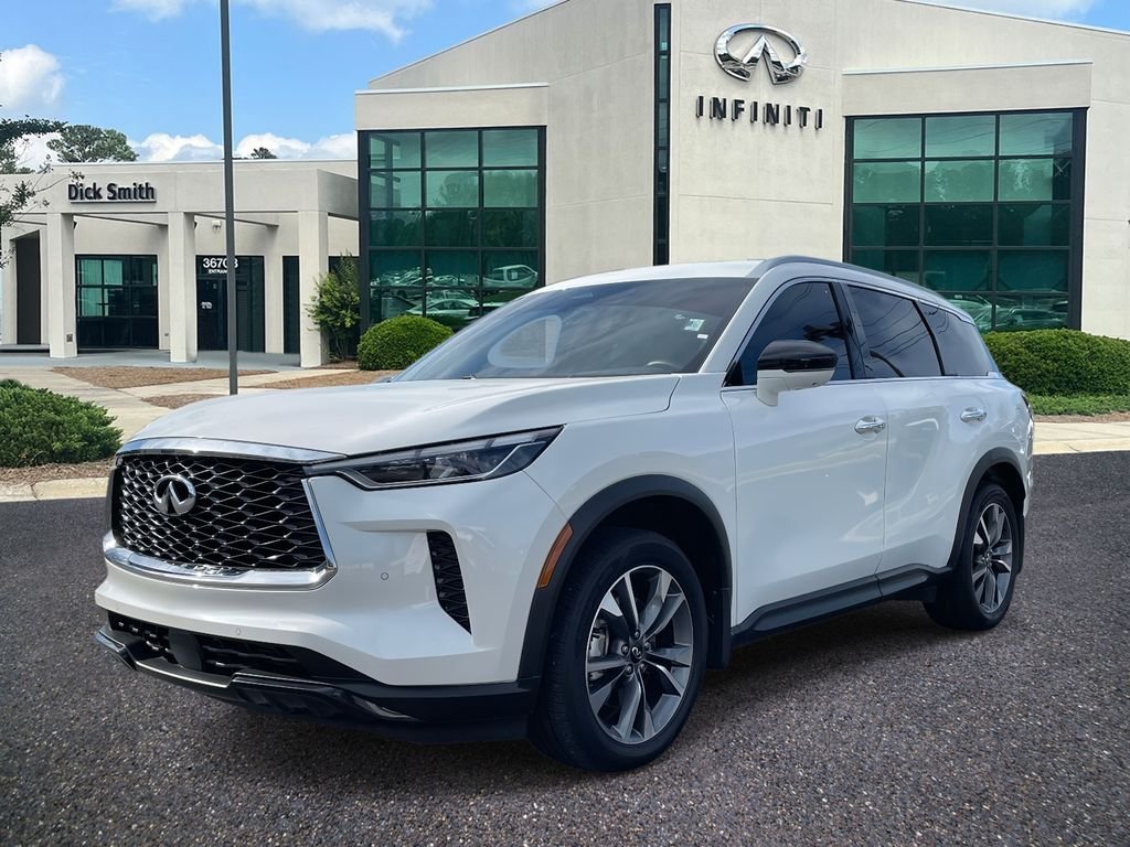 Used 2025 White INFINITI LUXE image 3