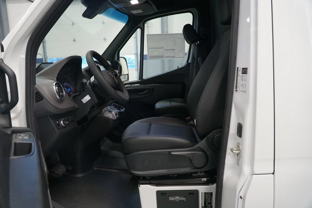 New 2025 Arctic+White Mercedes-Benz Cargo 170 WB image 32