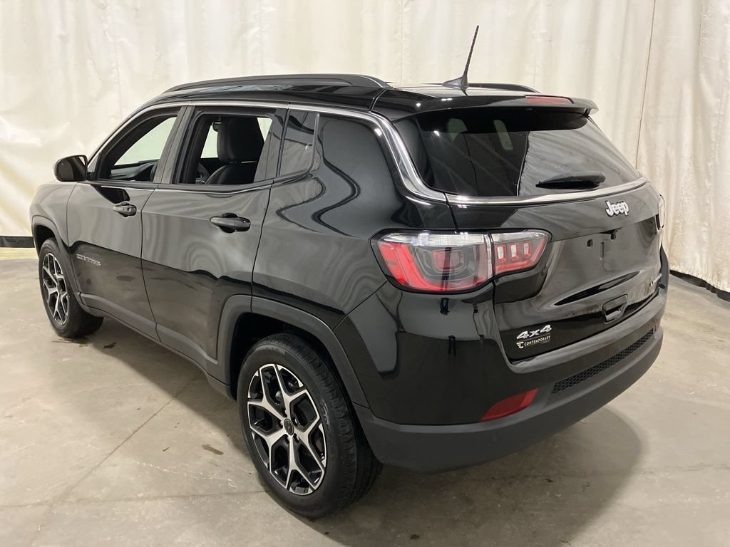 Used 2025 Diamond Black Crystal Pearlcoat Jeep Limited image 18