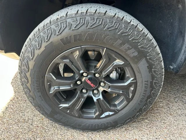 Used 2025  GMC Elevation image 20