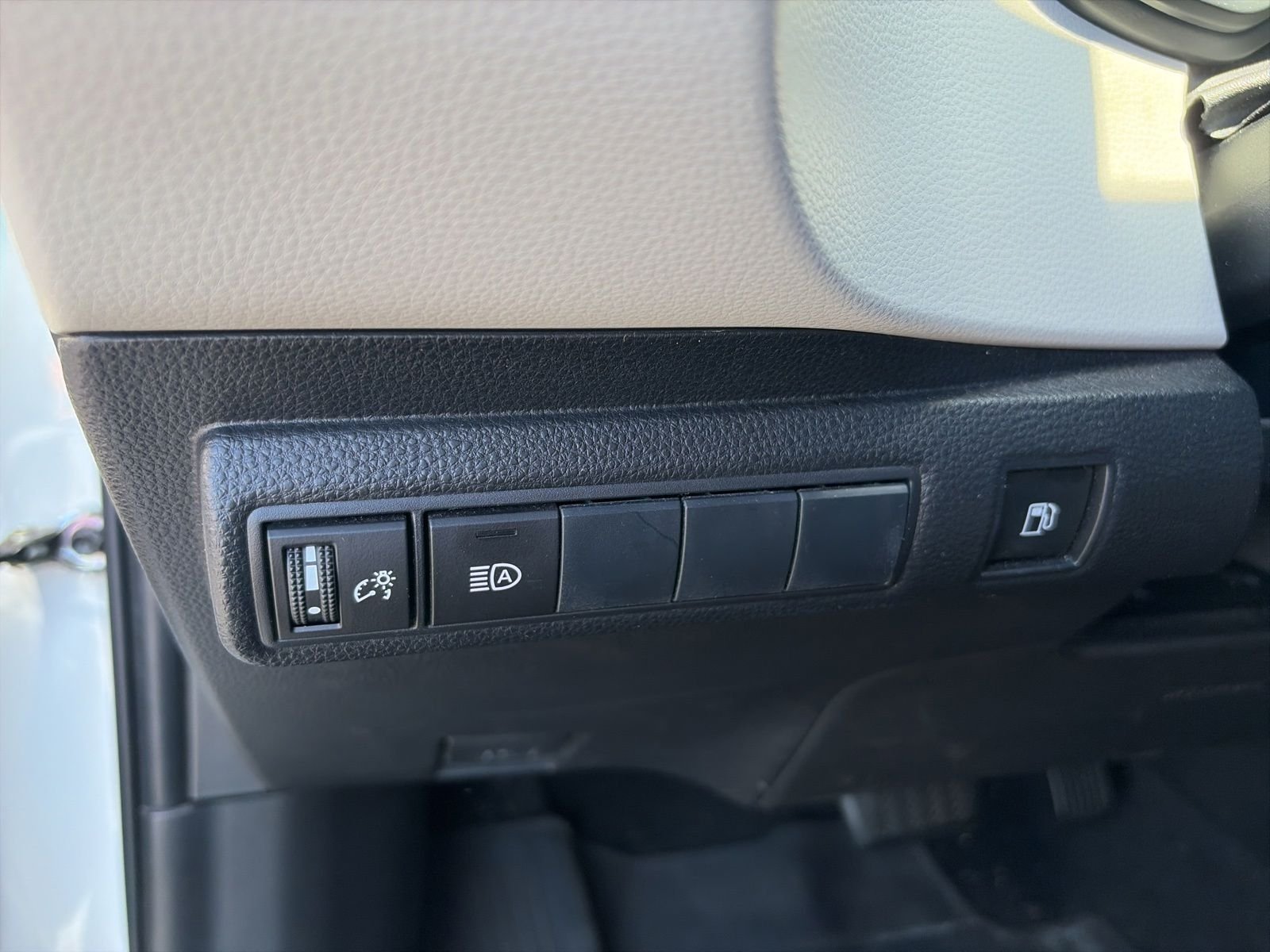 Used 2020 White Toyota LE image 15
