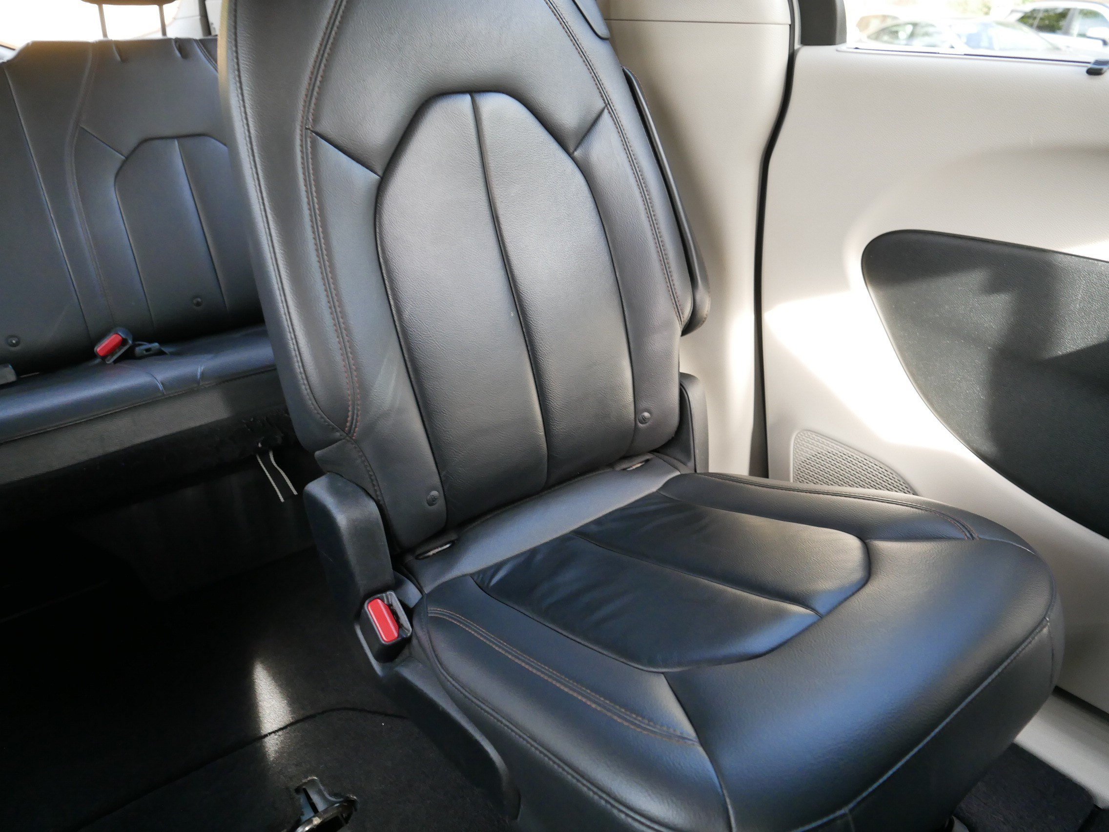 Used 2017 Bright White Clearcoat Chrysler Touring-L image 14