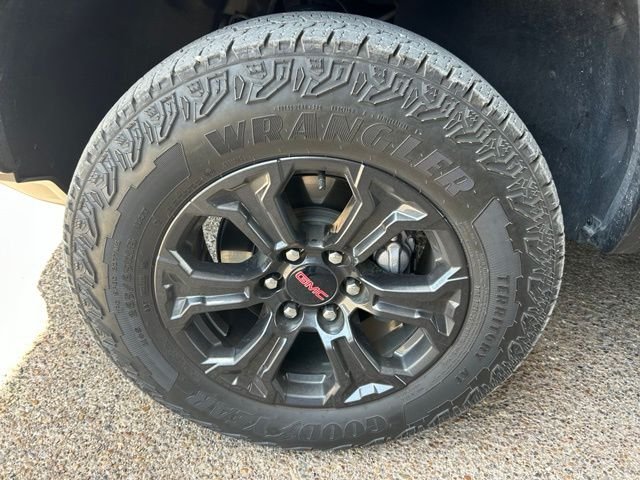Used 2025  GMC Elevation image 20