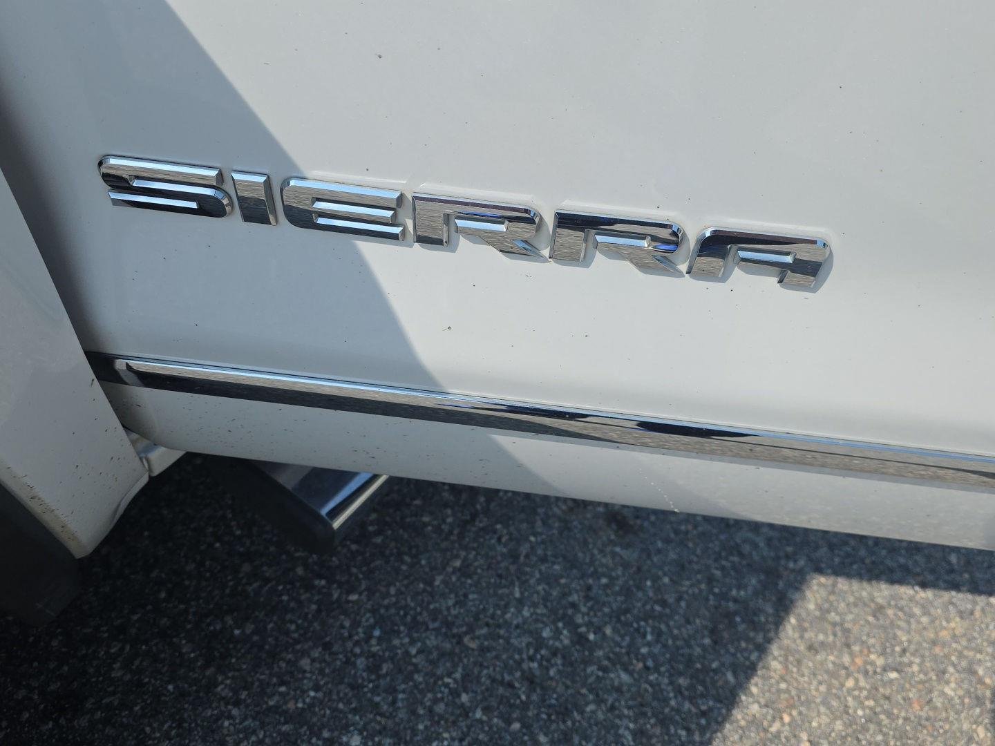 Used 2017 White Frost Tricoat GMC SLT image 39