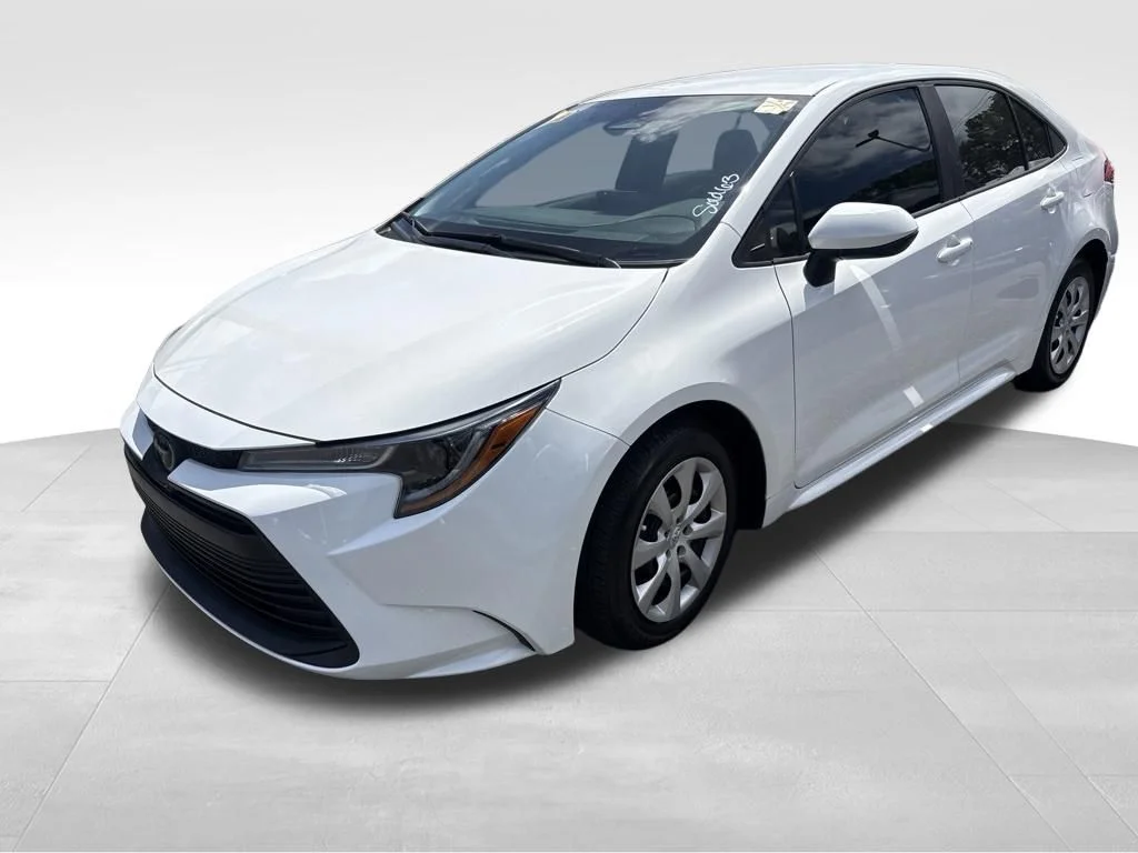 Used 2025 White Toyota LE image 19
