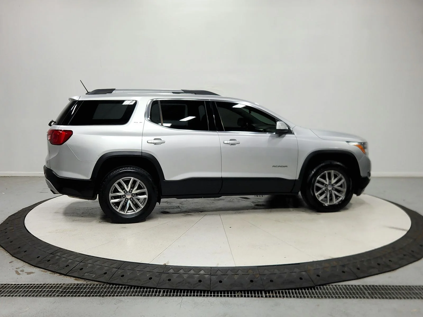 Used 2018 Silver GMC SLE-2 image 9