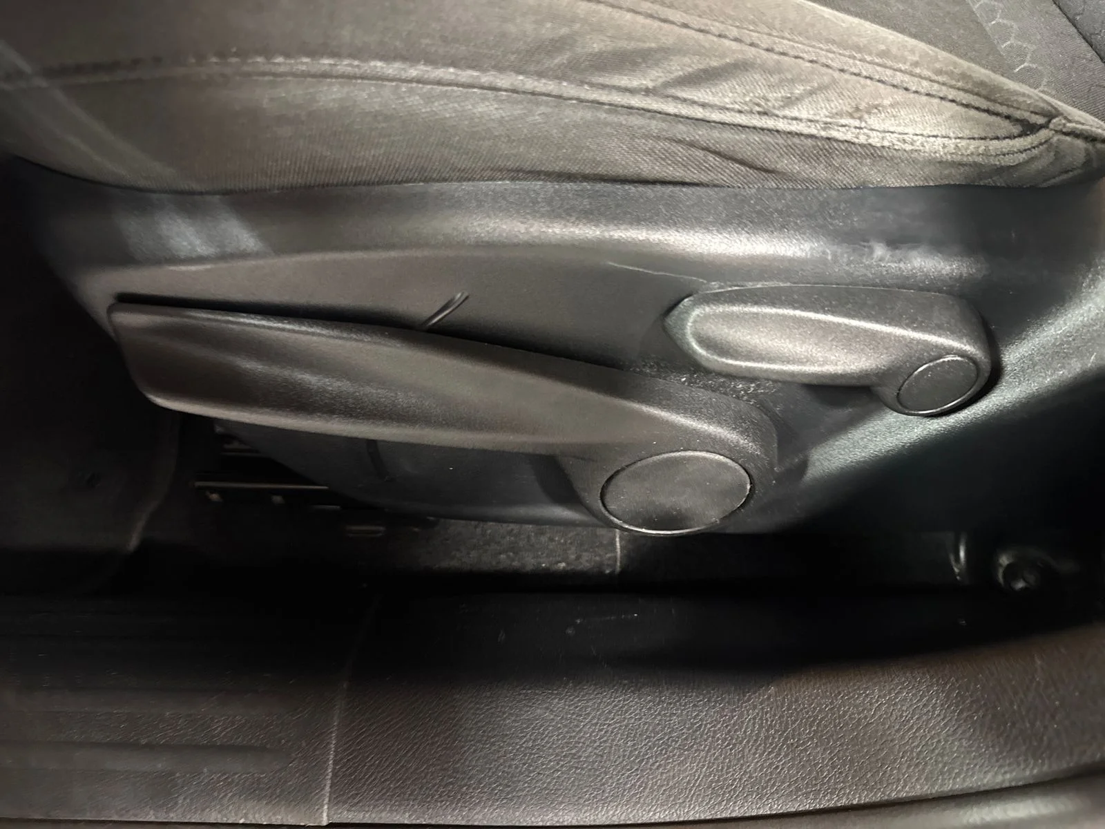 Used 2018 Granite Crystal Metallic Clearcoat Jeep Sport image 14