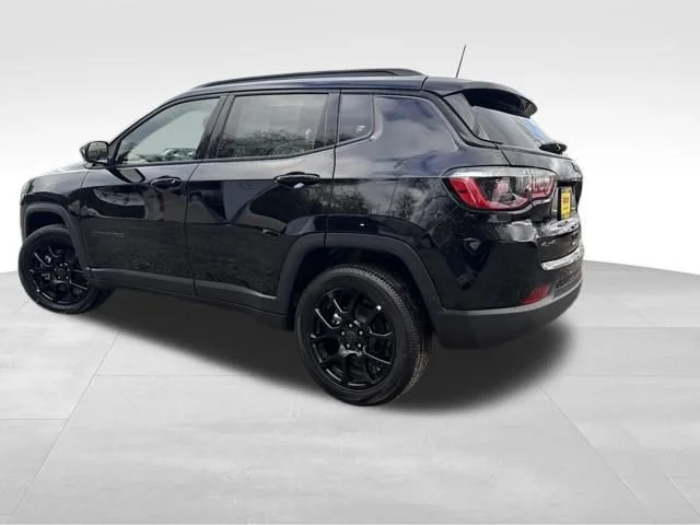 New 2026 Diamond Black Crystal Pearlcoat Jeep Latitude image 5