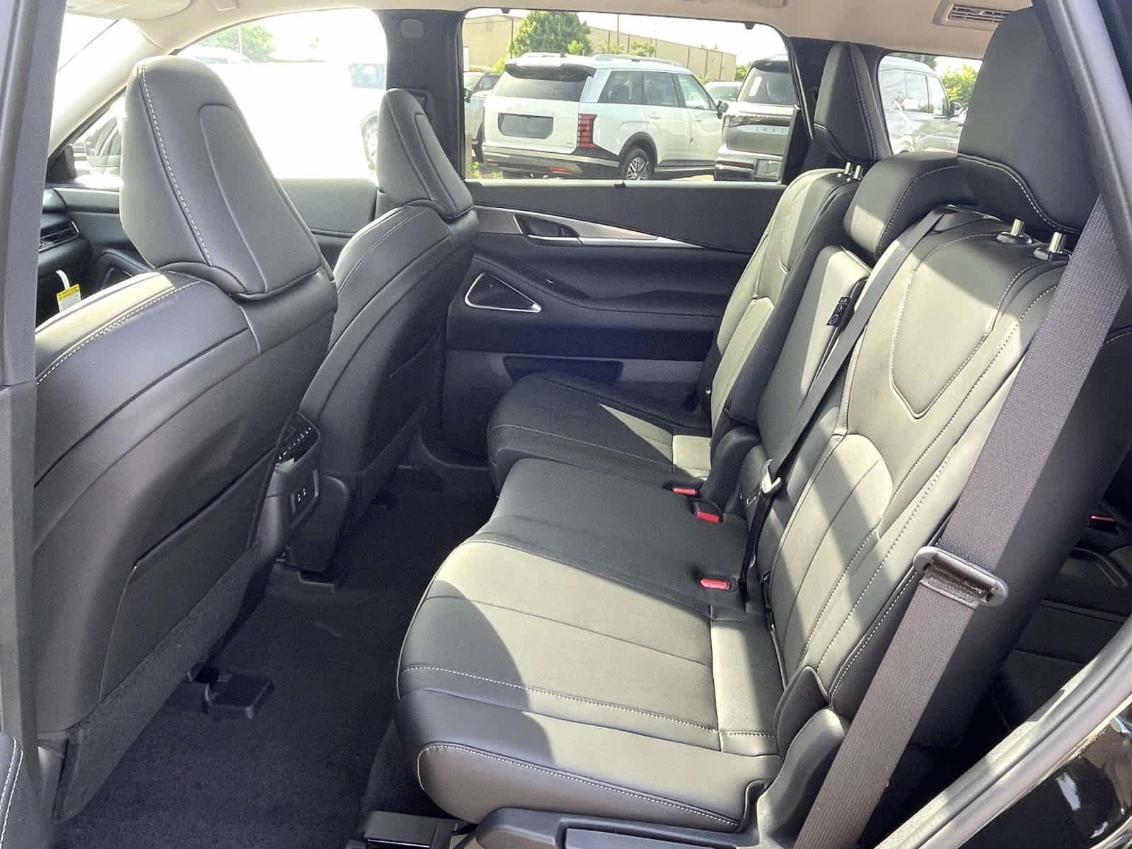 New 2026 Mineral Black INFINITI LUXE image 18