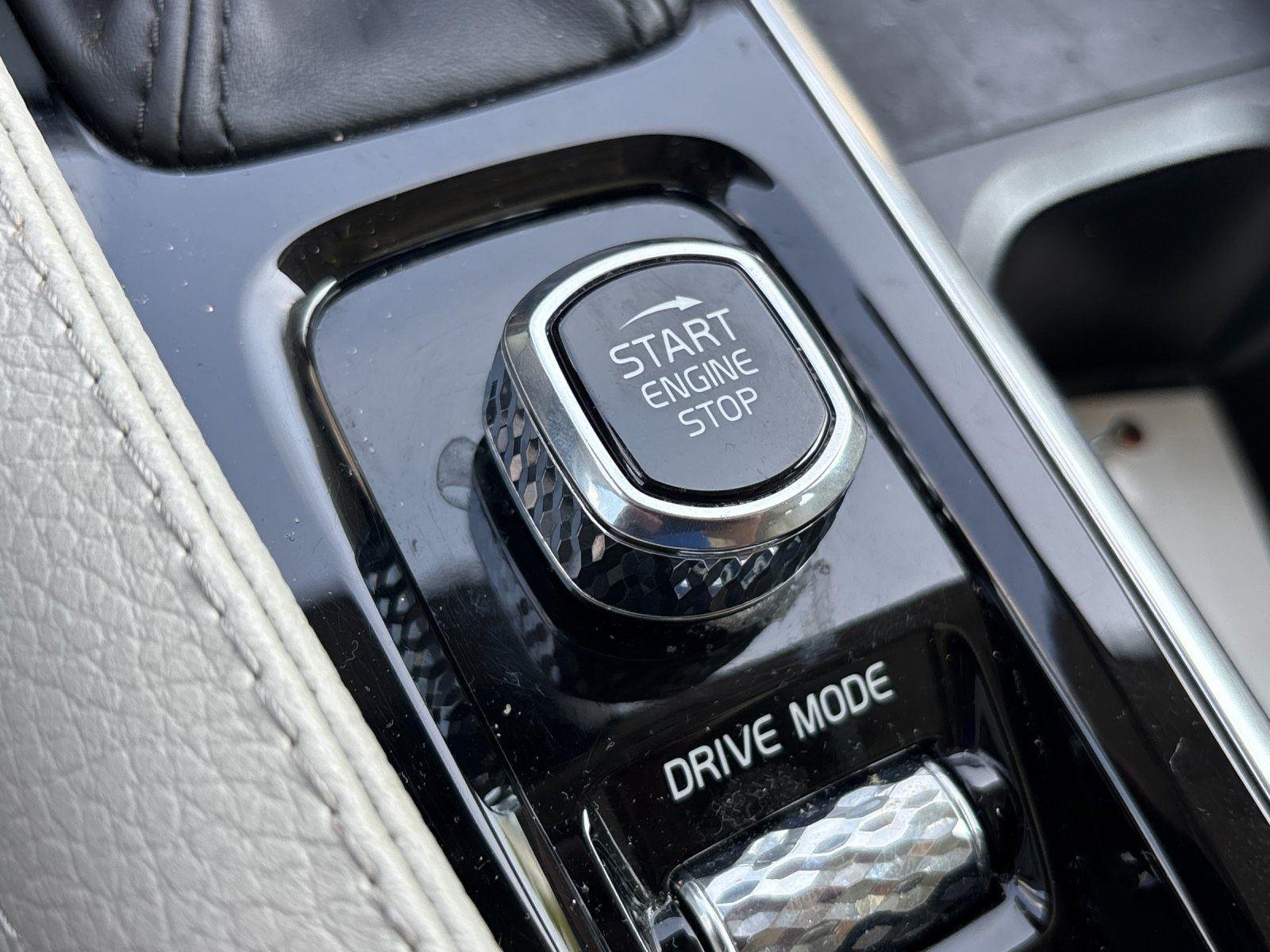 Used 2021 Crystal White Metallic Volvo Momentum image 23